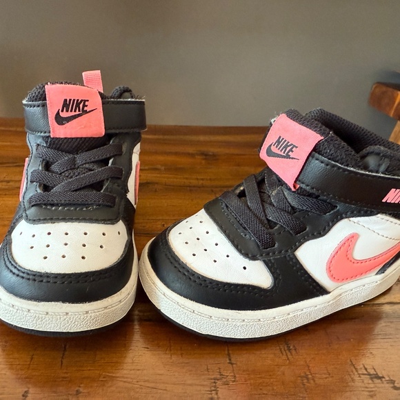 Toddler girls sneakers Nike size 5 - Picture 2 of 3
